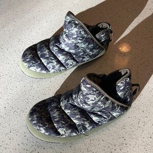 The North Face Kids Blue Camo Slippers